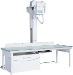 Sistema de rayos X digital Shimadzu EZy-Rad Pro: columna con tubo de rayos X y mesa de examinación de piso.