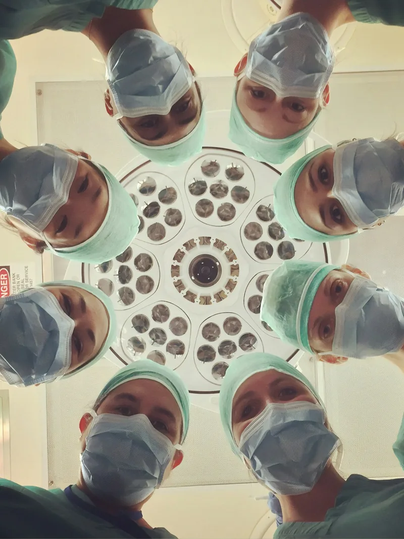 Equipo quirúrgico visto desde la mesa de operaciones.