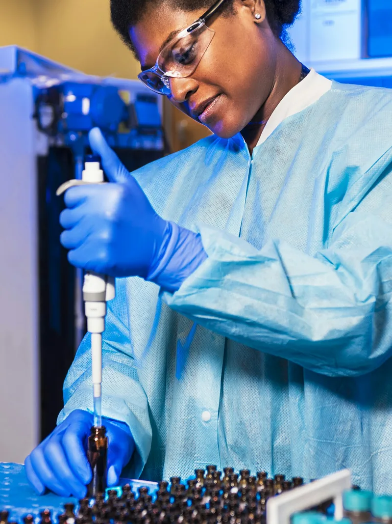 Especialista de laboratorio operando una micropipeta.