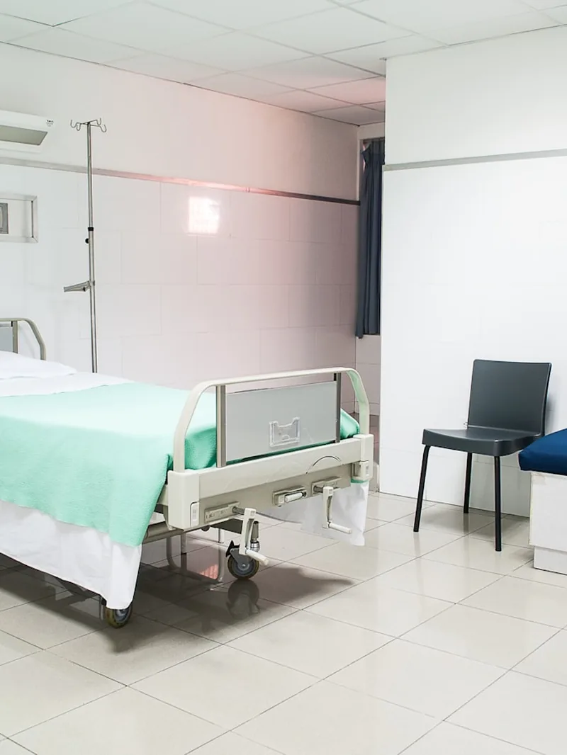 Habitación de hospitalización con cama clínica.